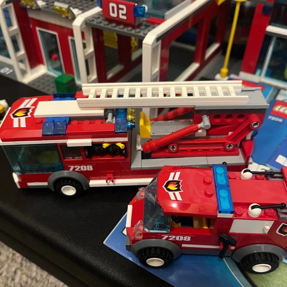LEGO City Set: 7208 Fire Station House Truck Manuals Minifigures Box  Complete
